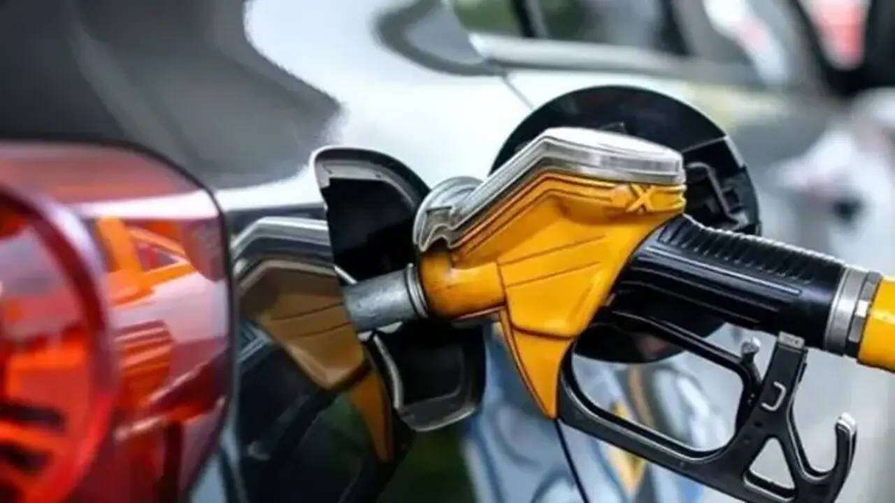 Sürücüler rahat bir nefes alacak: Akaryakıtta cuma indirimi! Pompaya yansıdı, işte indirimli benzin ve motorin fiyatları 2